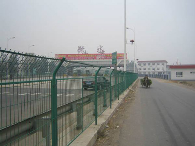 高速公路<a href=http://m.ellabo.com.cn target=_blank class=infotextkey>護(hù)欄網(wǎng)</a>